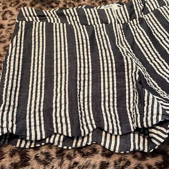 Scalloped shorts - Picture 2 of 4